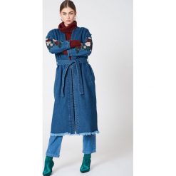 NA-KD Dżinsowa kurtka z haftem - Blue. Niebieskie kurtki damskie marki NA-KD, z haftami. W wyprzedaży za 97,19 zł.