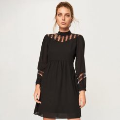Czarna sukienka - Czarny. Czarne sukienki damskie Reserved, bez wzorów, bez kołnierzyka, bez rękawów. W wyprzedaży za 19,99 zł.