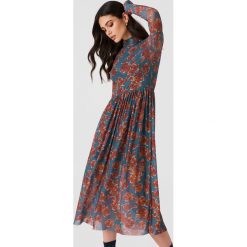 NA-KD Trend Siateczkowa sukienka midi z długim rękawem - Blue,Multicolor. Niebieskie długie sukienki marki NA-KD Trend, ze stójką, z długim rękawem. W wyprzedaży za 135,80 zł.