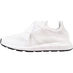 Adidas Originals SWIFT RUN Tenisówki i Trampki footwear white/crystal white/core black. Białe trampki dziewczęce adidas Originals, z tworzywa sztucznego. Za 279,00 zł.
