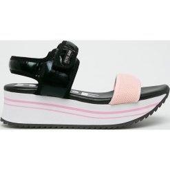 Pepe Jeans - Sandały Fuji Metal. Czarne klapki damskie Pepe Jeans, bez wzorów, z jeansu, bez obcasa, na obcasie. W wyprzedaży za 279,90 zł.