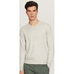 Swetry klasyczne męskie: Sweter z dekoltem v-neck – Jasny szar