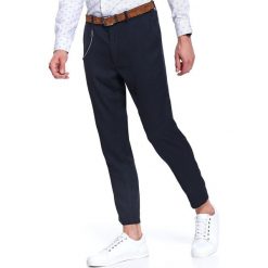 Spodnie eleganckie w cienki prążek. Spodnie męskie Top Secret, na zimę, m, bez wzorów, z tkaniny, eleganckie. W wyprzedaży za 89,99 zł.