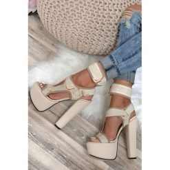 Sandały damskie NURA BEIGE. Brązowe sandały damskie Sandały damskie NURA BEIGE, bez wzorów, eleganckie, bez obcasa, bez zapięcia. W wyprzedaży za 139,00 zł.