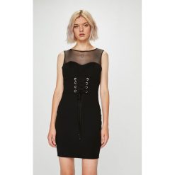 Guess Jeans - Sukienka Rosita. Szare sukienki dzianinowe marki Guess Jeans, na co dzień, l, z aplikacjami, casualowe, z okrągłym kołnierzem, mini, dopasowane. W wyprzedaży za 479,90 zł.