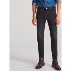 Spodnie jeansowe slim - Czarny. Czarne spodnie męskie Reserved, m, bez wzorów, z jeansu. Za 149,99 zł.