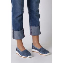 Niebieskie półbuty slip on ażurowe na koturnie Jezzi RMR1840-4. Niebieskie półbuty damskie marki Jezzi, bez wzorów, bez obcasa, na koturnie, bez zapięcia. Za 119,99 zł.
