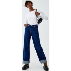 Jeansy z szerokimi nogawkami. Szare jeansy damskie marki Pull&Bear. Za 109,00 zł.
