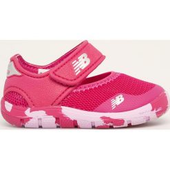 New Balance - Sandały dziecięce IO208MG2. Różowe sandały dziewczęce New Balance, z materiału, bez zapięcia. W wyprzedaży za 99,90 zł.