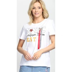 Biały T-shirt Just a Feeling. Białe t-shirty damskie marki Born2be, m, z nadrukiem, z okrągłym kołnierzem. Za 39,99 zł.