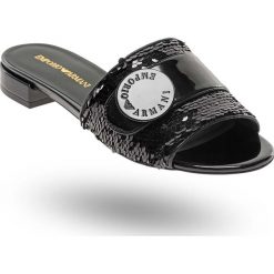 KLAPKI Emporio Armani. Czarne klapki damskie Emporio Armani, z aplikacjami, ze skóry, bez obcasa, na obcasie. Za 573,30 zł.