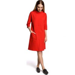 Czerwona Sukienka Trapezowa przed Kolano w Sportowym Stylu z Kieszeniami. Czerwone sukienki dzianinowe Molly.pl, na co dzień, l, z aplikacjami, sportowe, midi, oversize. Za 129,90 zł.