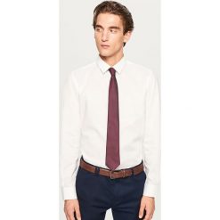 Koszula regular fit z białym nadrukiem - Biały. Białe koszule męskie Reserved, m, z nadrukiem. Za 119,99 zł.
