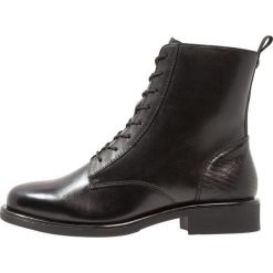 S.Oliver BLACK LABEL Botki sznurowane black. Czarne botki damskie marki s.Oliver BLACK LABEL, ze skóry, bez obcasa, na sznurówki. Za 379,00 zł.