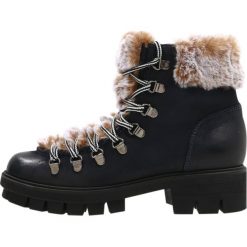 Buty zimowe damskie: Tamaris Botki na platformie navy comb