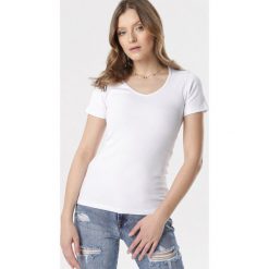 Biały T-shirt Blomsea. Białe t-shirty damskie Born2be, s, bez wzorów, z dzianiny, sportowe, bez kołnierzyka. Za 39,99 zł.