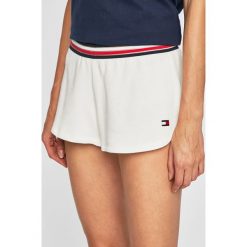 Tommy Hilfiger - Szorty. Białe szorty damskie TOMMY HILFIGER, s, bez wzorów, z elastanu, casualowe. Za 229,90 zł.