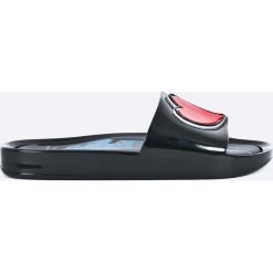 Melissa - Klapki Negro anglomania by Vivienne Westwood. Czarne klapki damskie marki Melissa, z materiału. W wyprzedaży za 299,90 zł.