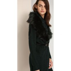KARDIGAN DŁUGI RĘKAW DAMSKI Z GUZIKIEM. Zielone swetry damskie Top Secret, na zimę, bez wzorów, z futra, eleganckie, z długim rękawem, długie, bez kaptura. W wyprzedaży za 59,99 zł.