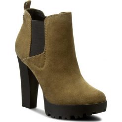 Botki GUESS - Clani FLCLN4 SUE09 GREEN. Zielone botki damskie na obcasie marki Guess, z materiału. W wyprzedaży za 479,00 zł.