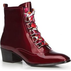 Buty damskie. Czerwone botki damskie Wittchen, z satyny, eleganckie, bez obcasa, na obcasie, bez zapięcia. W wyprzedaży za 305,91 zł.