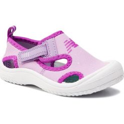 Sandały NEW BALANCE - K2013WP White/Purple. Różowe sandały dziewczęce New Balance, ze skóry ekologicznej, bez zapięcia. W wyprzedaży za 79,00 zł.