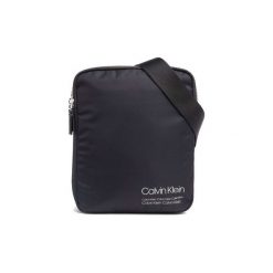 Teczki Calvin Klein Jeans K50K504399 IPAD FLAT. Czarne aktówki męskie Calvin Klein Jeans, bez wzorów, z jeansu. Za 310,20 zł.
