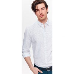 Koszula męska slim fit, we wzory, z kołnierzykiem small kent. Białe koszule męskie na lato, m, eleganckie. W wyprzedaży za 39,99 zł.