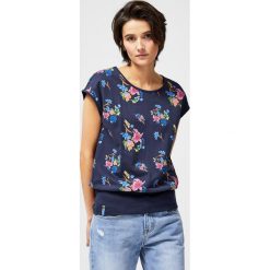 Bluza bawełniana z nadrukiem. Niebieskie bluzy damskie Moodo, m, z nadrukiem, z bawełny, z krótkim rękawem, krótkie, bez kaptura. Za 39,99 zł.