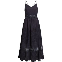 Sukienka LOVESHACKFANCY EDITH Czarny. Czarne sukienki damskie marki LoveShackFancy, z haftami, z bawełny, wakacyjne, z dekoltem na plecach, bez rękawów, midi. W wyprzedaży za 945,00 zł.