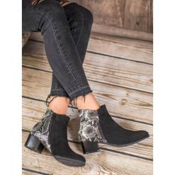 Czarne botki snake print. Czarne botki damskie KYLIE, z zamszu, bez obcasa, bez zapięcia. Za 127,90 zł.