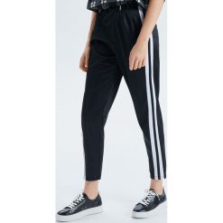 Spodnie z lapasami - Czarny. Czarne spodnie damskie marki Cropp, s. Za 79,99 zł.