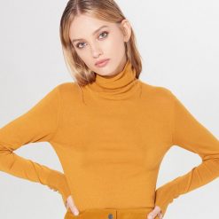 Gładki sweter z golfem - Żółty. Żółte swetry damskie Mohito, s, bez wzorów, bez rękawów. Za 59,99 zł.