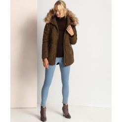 KURTKA DŁUGA DAMSKA. Pomarańczowe kurtki damskie Top Secret, na zimę, bez wzorów, eleganckie, długie, bez kaptura. W wyprzedaży za 129,99 zł.