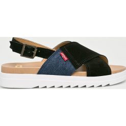 Levi's - Sandały. Czarne klapki damskie Levi's®, bez wzorów, ze skóry, bez obcasa, na obcasie. W wyprzedaży za 169,90 zł.