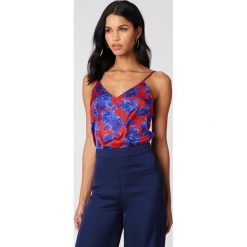 NA-KD Krótka koszula z dekoltem w kształcie litery V - Red,Blue,Multicolor. Czerwone koszule body marki NA-KD, z poliesteru, dekolt w kształcie v. W wyprzedaży za 24,28 zł.