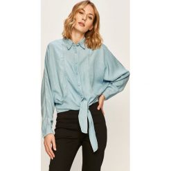 Guess Jeans - Koszula jeansowa. Niebieskie bluzki damskie Guess Jeans, s, z aplikacjami, z lyocellu, klasyczne, z klasycznym kołnierzykiem, z długim rękawem. W wyprzedaży za 299,90 zł.