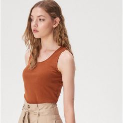 Bawełniany top basic - Brązowy. Pomarańczowe topy damskie Sinsay, s, bez wzorów, z bawełny, bez kołnierzyka. Za 7,99 zł.