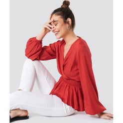 NA-KD Boho Bluzka z bufiastym rękawem - Red. Czerwone bluzki damskie marki NA-KD Boho, bez wzorów, boho, z falbankami, bez rękawów. W wyprzedaży za 70,66 zł.