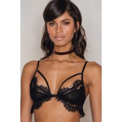 Biustonosze bardotka: NA-KD Lingerie Koronkowo-siateczkowy biustonosz z paseczkami – Black