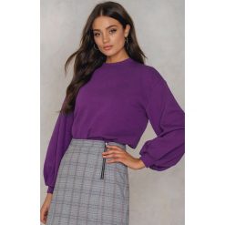 Swetry klasyczne damskie: NA-KD Sweter z bufiastym rękawem i wycięciem na plecach – Purple