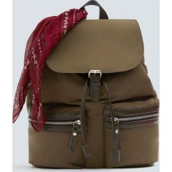 Zielony plecak z apaszką. Zielone plecaki damskie marki Pull&Bear. Za 89,90 zł.