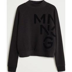 Mango - Bluza Logo. Czarne bluzy damskie Mango, s, z nadrukiem, z bawełny, bez rękawów, bez kaptura. Za 89,90 zł.