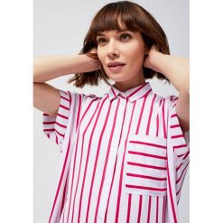 Koszula oversize w paski. Czerwone koszule damskie Moodo, m, w paski, z poliesteru, bez kołnierzyka, z krótkim rękawem. Za 39,99 zł.
