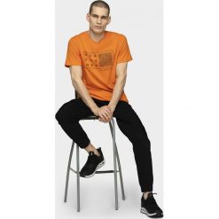 T-shirt męski TSM607 - pomarańcz - Outhorn. Pomarańczowe koszulki męskie Outhorn, m, bez wzorów, bez kołnierzyka. W wyprzedaży za 39,99 zł.