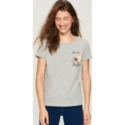 T-shirt ze zwierzakiem - Jasny szar. Szare t-shirty damskie Sinsay, s, bez wzorów, bez kołnierzyka. Za 19,99 zł.