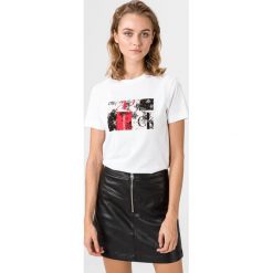 Calvin Klein Koszulka Biały. Białe koszulki damskie Calvin Klein, xl, z nadrukiem, z bawełny, bez kołnierzyka, krótkie. Za 249,95 zł.