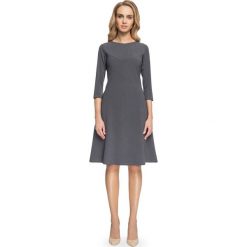 FAUSTINA Sukienka z geometrycznymi cięciami - szara. Czarne sukienki damskie Stylove, s, bez wzorów, bez kołnierzyka, bez rękawów, trapezowe. Za 179,90 zł.