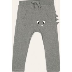 Name it - Spodnie dziecięce 92-122 cm. Szare spodnie chłopięce Name it, bez wzorów, z elastanu, casualowe. W wyprzedaży za 59,90 zł.