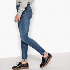 Jeansy damskie: Dżinsy typu slim